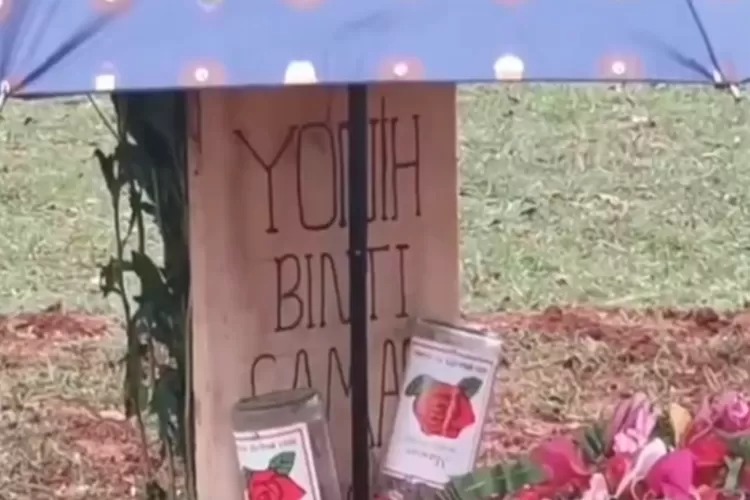 Makam nenek Yonih yang meninggal dunia usai mengantre LPG 3 kg. (Foto:X @bacotetangga__)